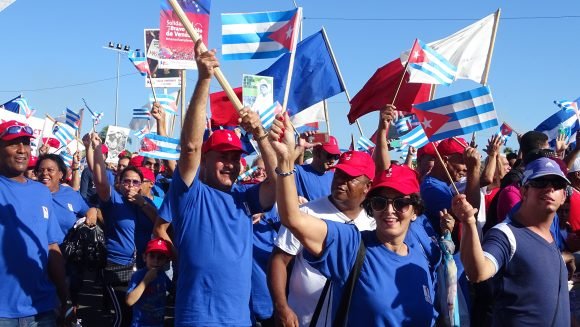 Este primero de mayo los trabajadores de la Termoeléctrica Carlos Manuel de Céspedes obtuvieron el primer lugar en la emulación por el desfile. Foto: Juan Ariel Toledo Guerra / Cubadebate.