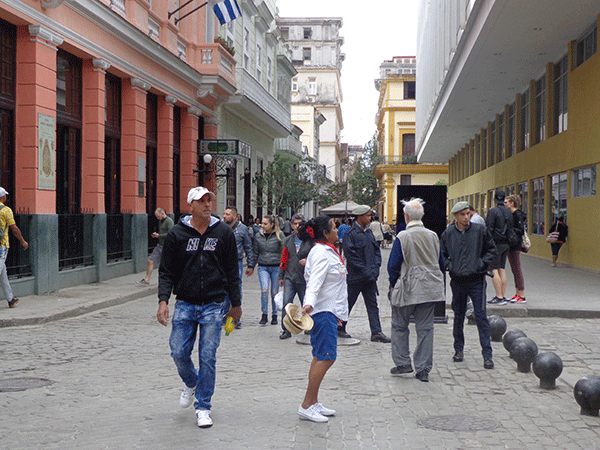 Hotel Ambos Mundos (a la izquierda)