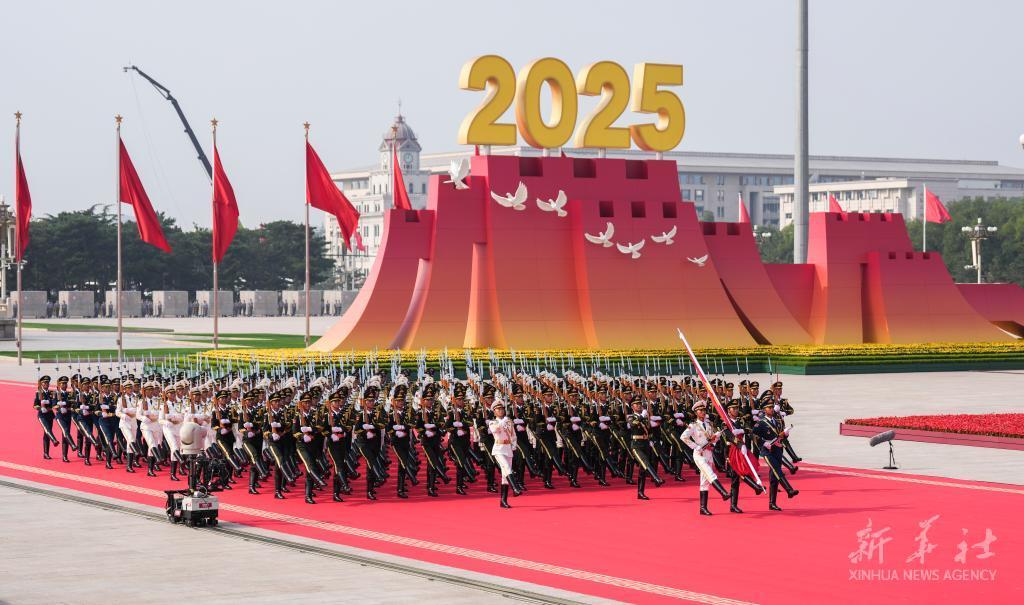 En la histórica plaza Tianamen, de Beijing, un desfile militar conmemoró este 3 de septiembre los 80 años de la victoria del pueblo chino contra la agresión japonesa en la guerra antifascista mundial. Foto: Xinhua. En la histórica plaza Tianamen, de Beijing, un desfile militar conmemoró este 3 de septiembre los 80 años de la victoria del pueblo chino contra la agresión japonesa en la guerra antifascista mundial. Foto: Xinhua.
