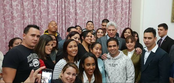 Díaz-Canel compartió con un grupo de estudiantes cubanos becados en China. Foto: Estudios Revolución