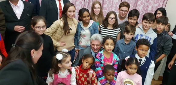 Díaz-Canel con los hijos del personal diplomático cubano en China. Foto: Estudios Revolución