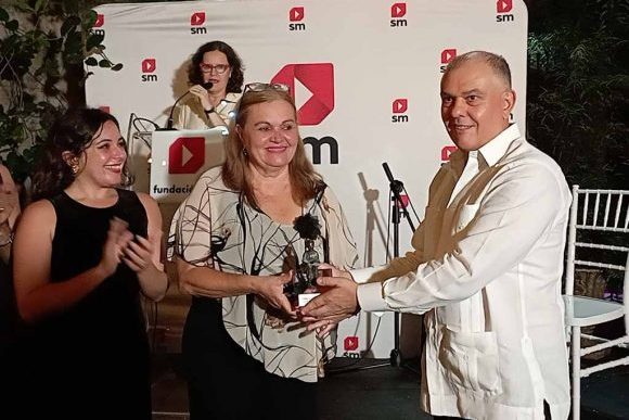 Escritora cubana recibe premio Barco de Vapor Caribe 2022