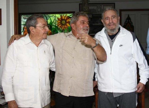 Raúl, Lula y Fidel en 2010.