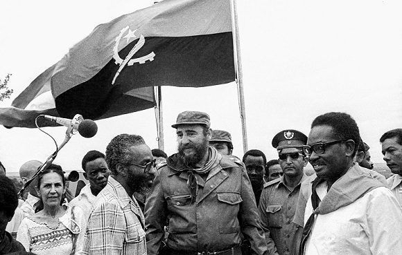 Fidel Castro visita las poblaciones de Quifangondo y Caxito, en compañía del presidente angolano Agosthino Neto, el 24 de marzo de 1977. Foto: Joaquín Viñas/ Sitio Fidel Soldado de las Ideas.