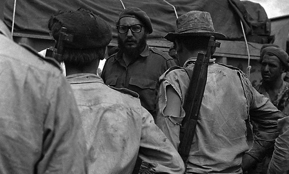 Fidel dialoga con los milicianos durante la invasión a Playa Girón