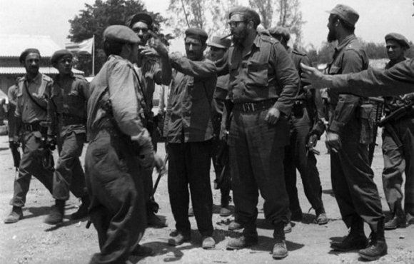 Fidel dialoga con los milicianos e imparte las órdenes de combate en Playa Girón,