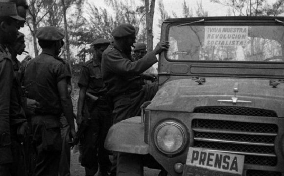 Fidel junto al jeep del periódico Revolución durante la invasión a Playa Girón, el 17 de abril de 1961.