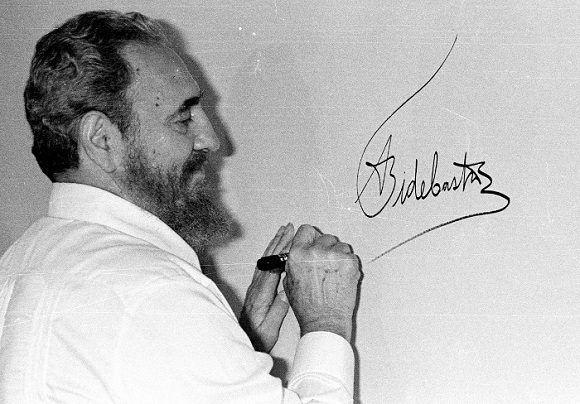 Fidel Castro firma el mural autografiado por los mandatarios participantes en la Cumbre Iberoamericana celebrada en Cartagena de Indias, Colombia, 16 de junio de 1994. Foto: Liborio Noval / Sitio Fidel Soldado de las Ideas. Fidel Castro firma el mural autografiado por los mandatarios participantes en la Cumbre Iberoamericana celebrada en Cartagena de Indias, Colombia, 16 de junio de 1994. Foto: Liborio Noval / Sitio Fidel Soldado de las Ideas.