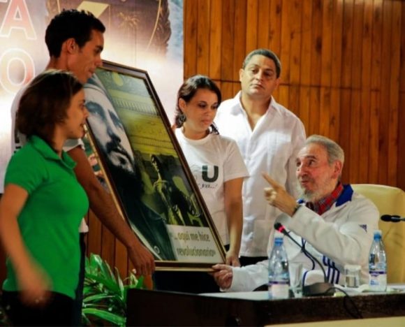 Fidel Castro durante el encuentro con los estudiantes, en ocasión del Día Internacional del Estudiante, 17 de noviembre de 2010. Foto: Alex Castro / Sitio Fidel Soldado de las Ideas.