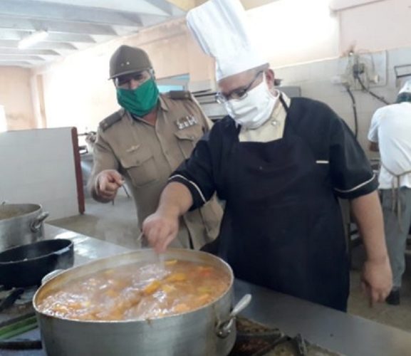 El chef internacional Oscar Hernández fue el primer trabajador del turismo en Matanzas en brindarse para cocinar en el hospital Mario Muñoz Monroy, encargado de la atención a pacientes de la Covid-19. Foto: Noryis.