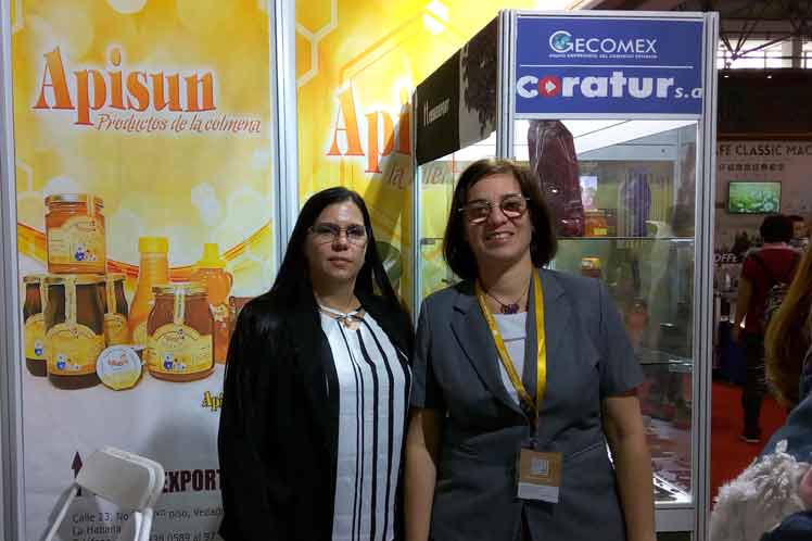 Delegadas cubanas en Feria internacional de China