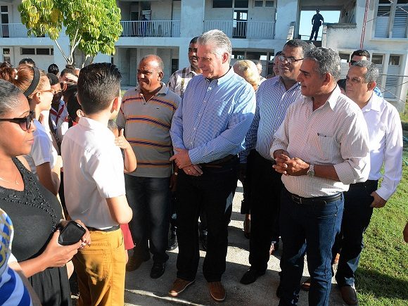 Díaz-Canel conversó con estudiantes en Guantánamo. Fotos: Estudios Revolución.