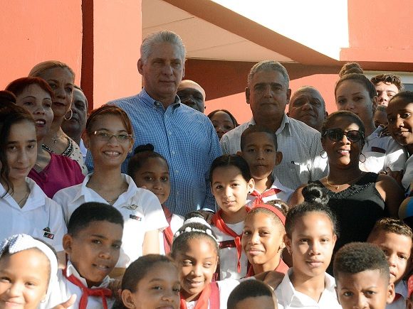 Presidente cubano conversa con estudiantes guantanameros. Foto: Estudios Revolución.
