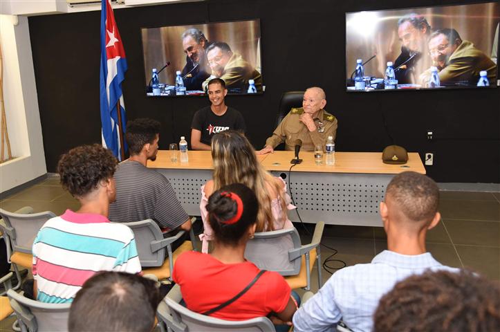 Comandante de la Revolución dialogó con jóvenes martianos en Cuba 