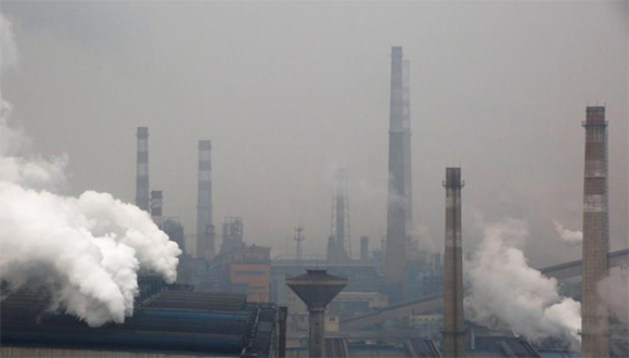 La Agencia Internacional de Energía estima que en 2020 el mundo usará 6% menos de energía, la demanda mundial de carbón caerá en 8%. Las emisiones de CO2 disminuirán alrededor de 6%, equivalente a 3 000 millones de toneladas menos de ese gas que irán a la atmósfera. Han parado fábricas y aerolíneas, pero la mayor parte en esa caída de emisiones de CO2 corresponde al paro del transporte terrestre. Foto: Reuters. La Agencia Internacional de Energía estima que en 2020 el mundo usará 6% menos de energía, la demanda mundial de carbón caerá en 8%. Las emisiones de CO2 disminuirán alrededor de 6%, equivalente a 3 000 millones de toneladas menos de ese gas que irán a la atmósfera. Han parado fábricas y aerolíneas, pero la mayor parte en esa caída de emisiones de CO2 corresponde al paro del transporte terrestre. Foto: Reuters.