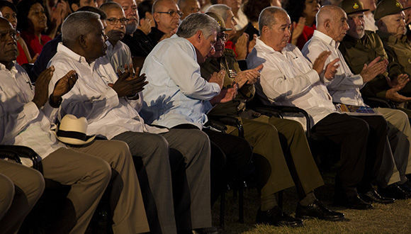 Raúl Castro y Miguel Díaz-Canel presiden el acto político-cultural por el 26 de julio en Santiago de Cuba. Foto: Irene Pérez/ Cubadebate.