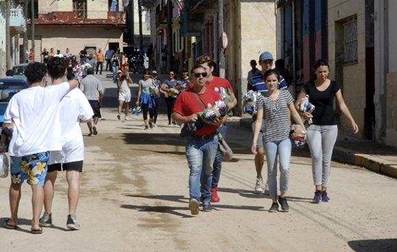 Estudiantes la Facultad de Comunicación de la Universidad de La Habana entregan donativos a damnificados por el tornado en 10 de Octubre