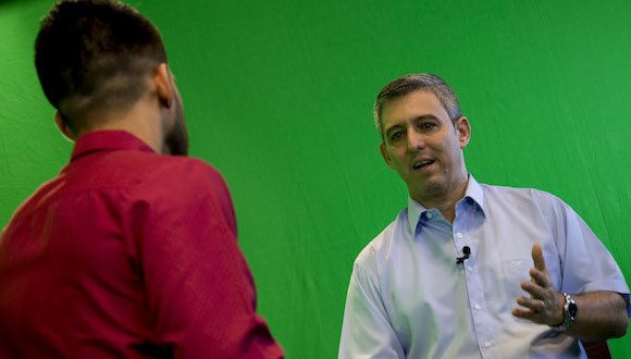 El Ministro de las Comunicaciones de Cuba, Jorge Luis Perdomo, conversa con Darío Gabriel Sánchez en el programa Dominio Cuba en TV. Foto: Ismael Francisco/ Cubadebate