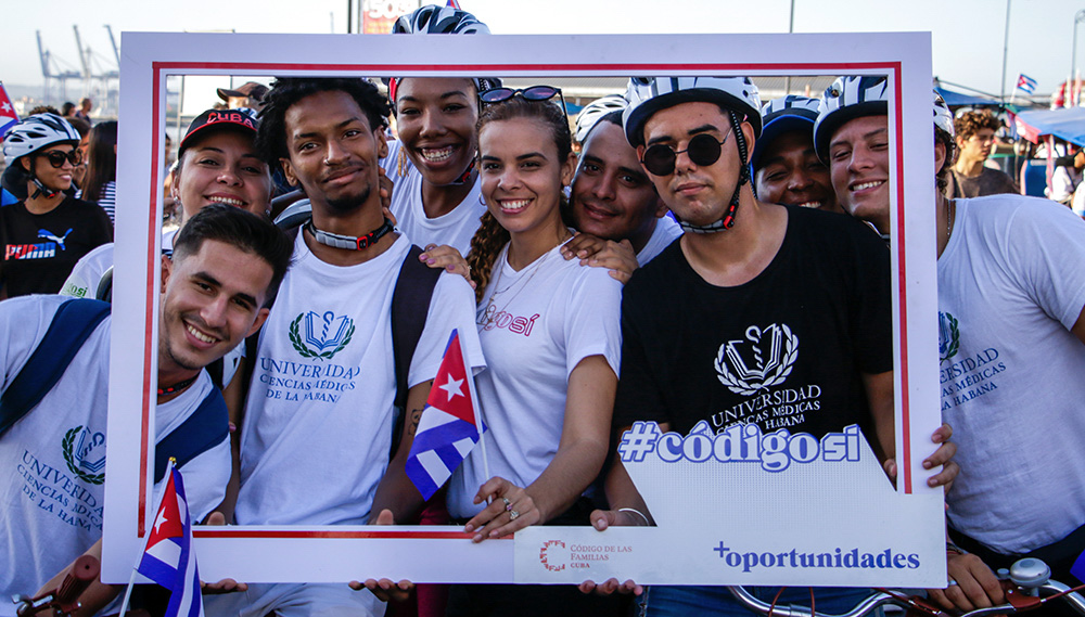 Jóvenes cubanos realizan una bicicletada a favor del código de las familias. Foto: Abel Padrón Padilla/ Cubadebate