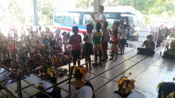 La Colmenita actúa para los niños en Comunidad de Tránsito en La Habana. Foto: La Colmenita