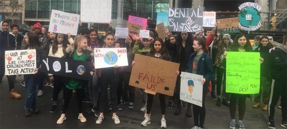 «No hay planeta B», advierte una pancarta en una manifestación juvenil 