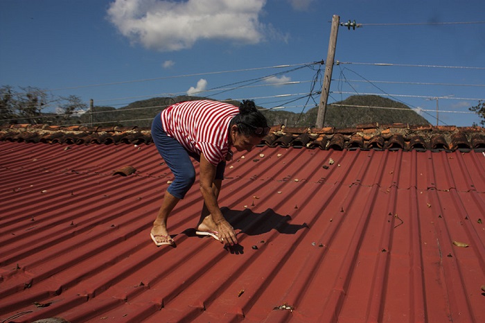 Basilia Sosa vuelve a subir al techo y muestra dónde encontró la pequeña roca. Foto: Deny Extremera.