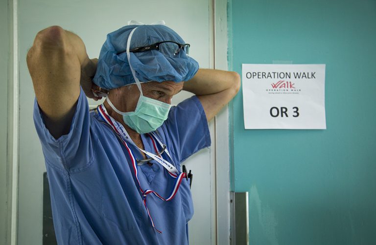 Operation Walk es “inusual” porque ayuda a las personas mayores: la edad promedio es de 60 años o más. 