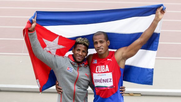 Los cubanos Leinier Savón (izquierda) y Angel Jiménez celebran tras ganar oro y bronce en el salto de longitud masculino en la pista atlética de la Villa Deportiva Nacional, durante los VI Juegos Parapanamericanos Lima 2019. Foto: Calixto N. Llanes/Periódico JIT.