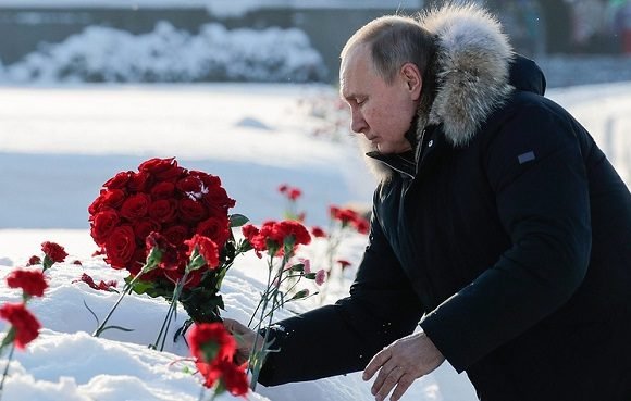 El presidente de Rusia, Vladimir Putin, coloca flores a las víctimas del cerco de Leningrado. Foto: TASS.