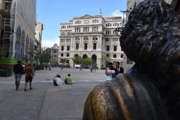 Durante el siglo XX se construye en las inmediaciones de la plaza la Lonja del Comercio. Foto: Lili Chang