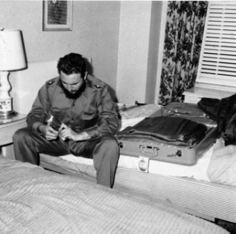 Fidel, antes de abandonar el hotel Shelbourne.donde se encontrababa alojada la delagaciòn cubana. La gerencia, , habia notificado que debían abandonar el mencionado establecimiento, negandose ademàs, a devolver 5 000 dolares que se habia depositado como garantìa. Foto:Prensa Latina, 20 de septiembre de 1960.