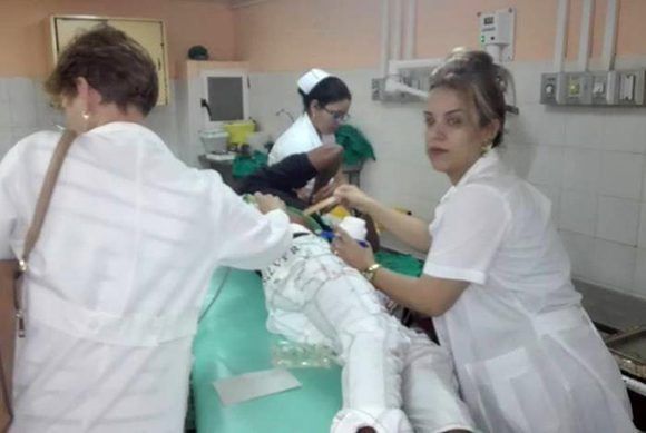 Los lesionados reciben atención en el Hospital Provincial Camilo Cienfuegos. Foto: Cristóbal Álamo/ Escambray.