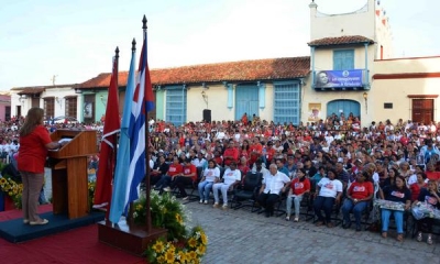 Teresa Amarelle Boué (I), Secretaria General de la Federación de Mujeres Cubanas (FMC), pronuncia las palabras centrales del acto nacional por el aniversario 57 de la FMC, en la Plaza San Juan de Dios, en Camagüey, el 23 de agosto de 2017. ACN FOTO/ Rodolfo BLANCO CUÉ
