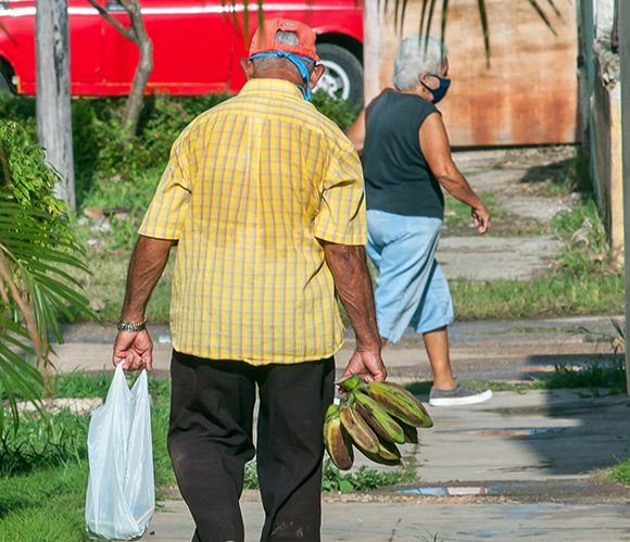 Personas de la tercera edad en La Habana. Foto: Abel Padrón Padilla/ Cubadebate.