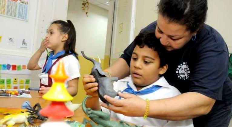 La escuela Dora Alonso, la primera de su tipo en Cuba para la educación de escolares con autismo, como parte del programa a la Educación Especial, brinda una esmerada atención profesional a estos y hoy día muestra los mejores resultados. Foto: Tomada de Internet.