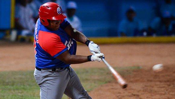 Alfredo Despaigne con el equipo Granma. Foto: Calixto N. Llanes/ Juventud Rebelde.