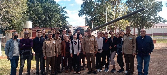 Fueron recibidos calurosamente por la jefatura de la unidad, que explicaron a los artistas de la compañía Patrimonio Cultural de la Nación numerosos aspectos de interés del trabajo que realizan nuestras tropas defensivas. Foto: BNC.