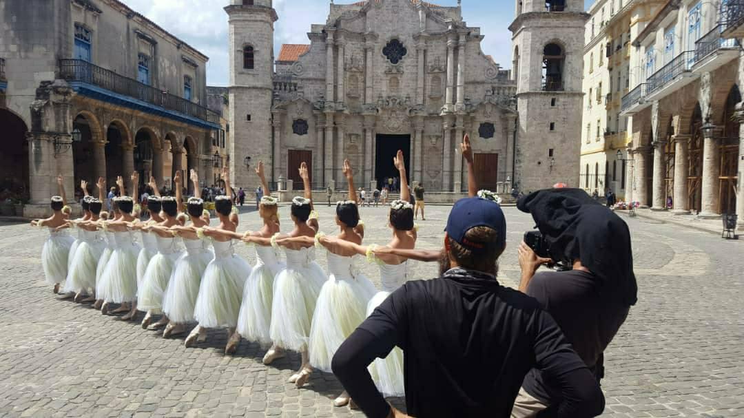 La plaza de La Catedral, un sitio icónico de nuestra urbe, se engalana con los pasos de las bailarinas. Foto: Cortesía de Siguaraya Village Producciones.