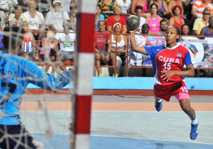 Cubanas debutan con éxito en Premundial de Balonmano Cubanas debutan con éxito en Premundial de Balonmano
