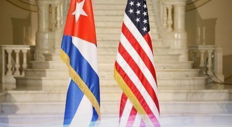 Banderas de Estados Unidos y Cuba