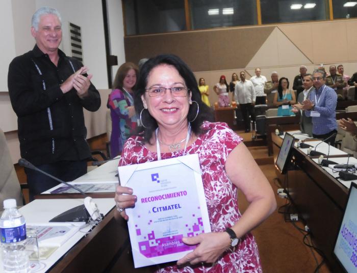  Entrega de reconocimiento a Beatriz Alonso Becerra, directora general de Citmatel durante la clausura de la Segunda Asamblea General de la Unión de Informáticos de Cuba. Foto: Endrys Correa Vaillant 