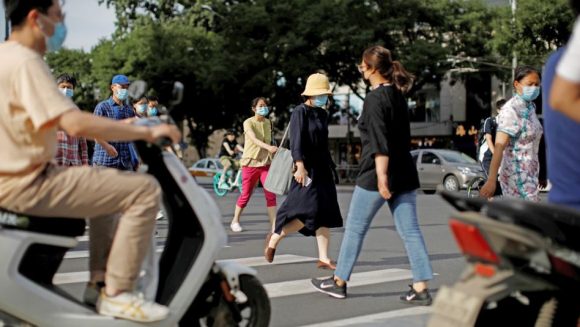Personas con mascarillas pasean en Pekín, China, el 4 de junio de 2020. Foto: Reuters.