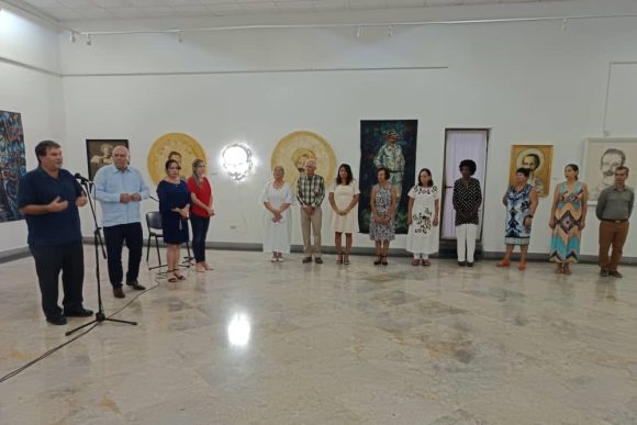 Omar Valiño, actual director de la Biblioteca Nacional de Cuba, junto a directivos del sector de la cultura, condecoran a bibliotecarios con extensa labor en el sector. Foto: Biblioteca Nacional de Cuba.