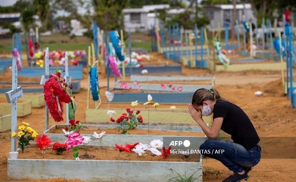 La gente visita el cementerio de Nossa Senhora Aparecida en Manaus, Brasil, en medio de la pandemia de covid-19. Foto: Michael Dantas / AFP / Archivo