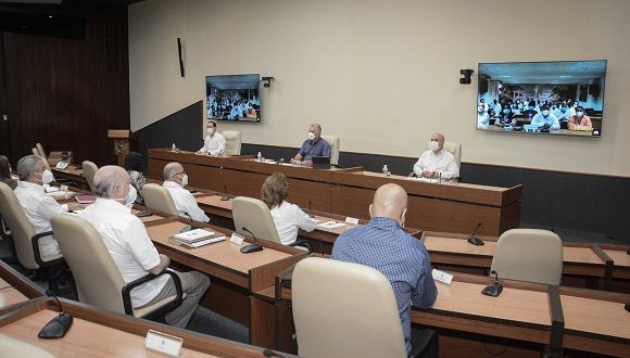 Presidente cubano intercambia con miembros de brigadas Henry Reeve