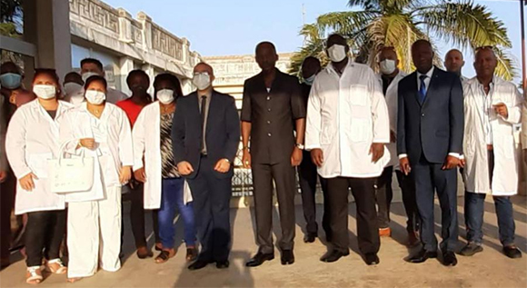 Miembros de la brigada médica cubana junto a autoridades de Togo