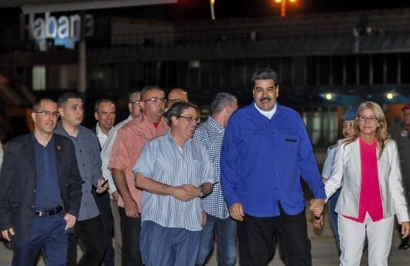 El canciller cubano, Bruno Rodríguez Parrilla, recibe en el aeropuerto José Marti, al presidente de la República Bolivariana de Venezuela, Nicolás