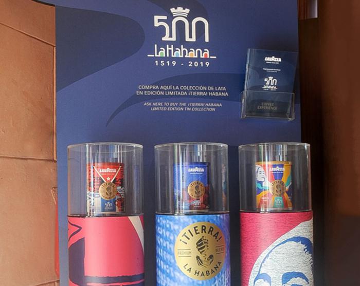 Café ¡Tierra! La Habana, en homenaje a los 500 años de la fundación de la capital, cuenta con tres imágenes comerciales, aunque el producto es el mismo. Foto: Roly Montalván Café ¡Tierra! La Habana, en homenaje a los 500 años de la fundación de la capital, cuenta con tres imágenes comerciales, aunque el producto es el mismo. Foto: Roly Montalván