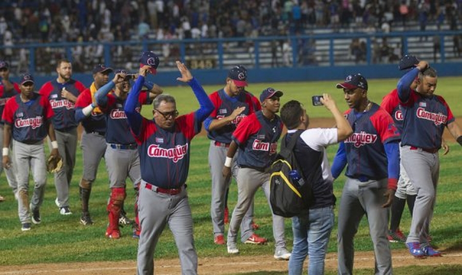 Camagüey vence y pone en jaque play off de béisbol de Cuba 