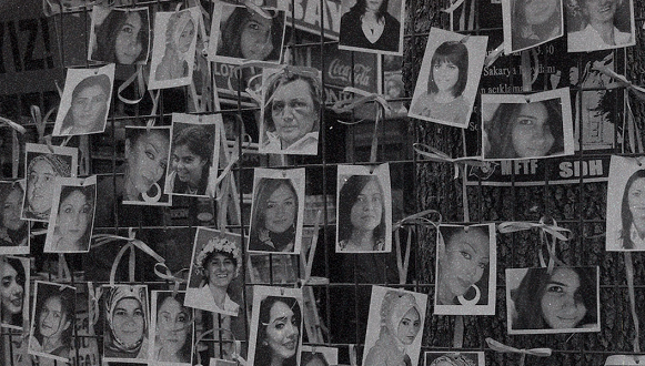 El reciente desafío inició en Turquía para crear conciencia sobre las frecuentes imágenes en los periódicos locales de mujeres que son víctimas de feminicidios y violencia. Imagen: Pousta.